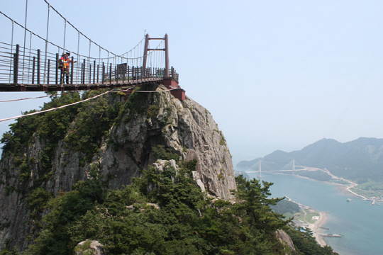 경남 통영시 사량면 사량도 연지봉 출렁다리.