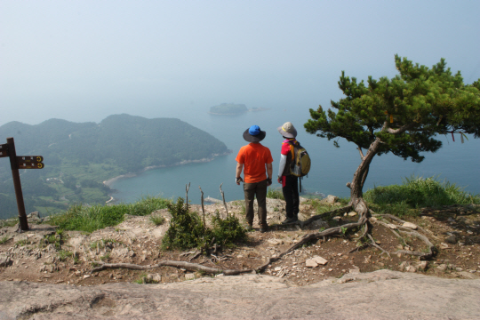지난 10일 경남 통영시 사량면 사량도 지리산 능선. 등산객들이 섬과 바다 풍경을 감상하고 있다.