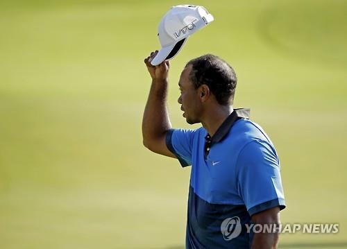 2라운드를 마친 뒤 관중에게 인사하는 타이거 우즈 (AP=연합뉴스)
