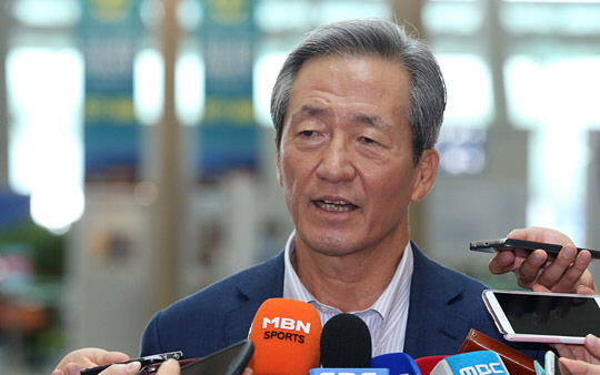 정몽준 국제축구연맹(FIFA) 명예부회장이 지난 7월 23일 골드컵을 참관하기 위해 미국으로 향하기 전 인천공항에서 기자들의 질문에 답하고 있다. 연합뉴스