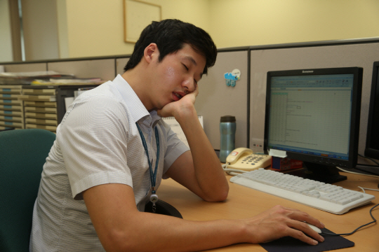 휴가 복귀후 쏟아지는 피로감을 해소하기 위해서는 스트레칭 등으로 신체 리듬을 회복시켜야 한다.