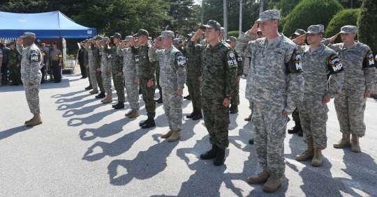 18일 오전 판문점 공동경비구역(JSA) 보니파스 캠프 플라자에서 JSA 경비대대 소속 병사들이 ‘8·18 도끼 만행사건’으로 희생된 보니파스 소령과 배럿 중위를 향해 경례하고 있다.