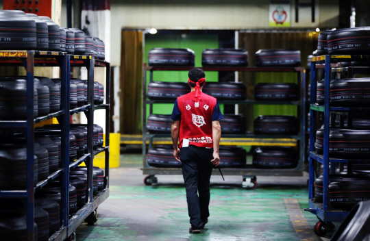 금호타이어 노조가 전면 파업에 돌입한 17일 오전 광주 광산구 금호타이어 광주공장에서 한 노조원이 대체 인력 투입 후 일부 가동 중인 공장을 떠나고 있다.