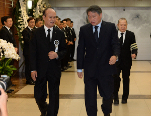 최태원(오른쪽) SK그룹 회장이 18일 오전 고 이맹희 CJ그룹 명예회장의 빈소가 마련된 서울 종로구 연건동 서울대병원 장례식장을 찾아 조문을 마친 뒤 밖으로 나오고 있다.   김동훈 기자 dhk@