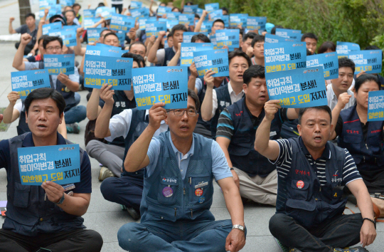 19일 서울 영등포구 여의동 한국노총 농성장에서 노조원들이 정부의 노동시장 개혁 방안을 저지하기 위한 투쟁 구호를 외치고 있다 .    김호웅 기자 diverkim@
