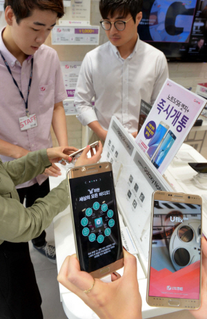 20일 오전 서울 중구 LG유플러스 시청역직영점에서 ‘갤럭시노트5’와 ‘갤럭시S6엣지플러스’ 판매가 시작돼 고객들이 상담을 하고 있다.