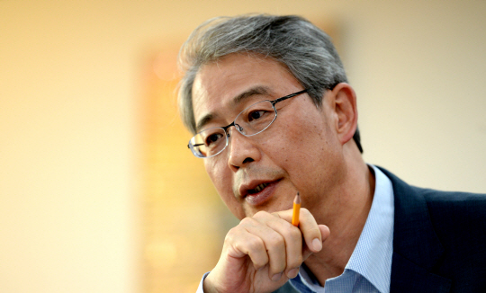 임종룡 금융위원장이 17일 서울 중구 세종대로 청사 집무실에서 진행된 인터뷰에서 심각한 표정으로 “이번에도 (금융개혁에) 실패하면 금융 산업은 완전히 글로벌 경쟁에서 탈락하게 될 것”이라고 했다. 그는 “‘거대담론의 함정’에 빠지지 않고 실질적이고 지속 가능한 금융 개혁의 기본 틀을 올 연말까지 완성하겠다”고 밝혔다.