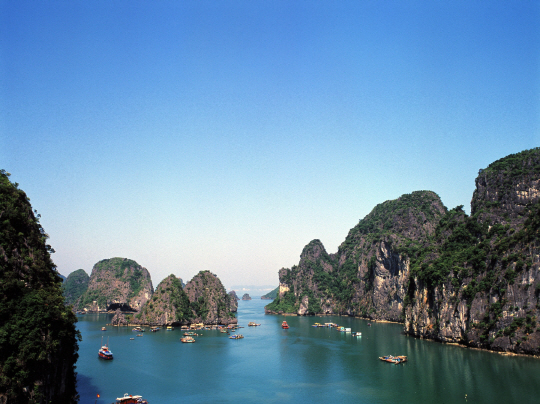 에메랄드빛 바다와 기암절벽 ‘하롱베이’