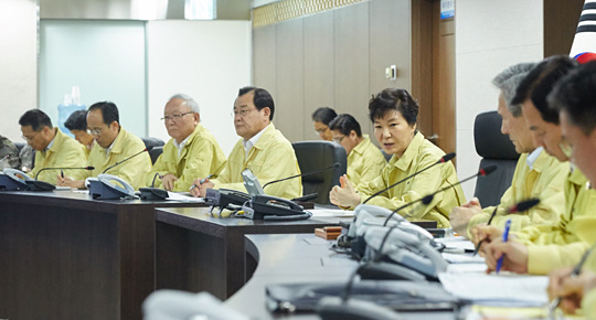 박근혜 대통령이 20일 ‘8·20 연천 포격 도발’과 관련, 청와대 ‘지하벙커’로 불리는 위기관리상황실에서 긴급 국가안전보장회의(NSC)를 주재하고 있다.  연합뉴스