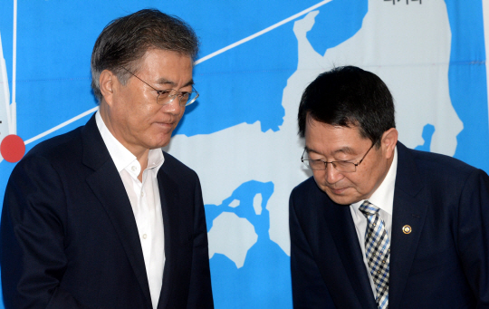 문재인(왼쪽) 새정치민주연합 대표가 21일 오전 국회 당 대표실에서 ‘8·20 연천 포격 도발’ 관련 보고를 위해 방문한 백승주 국방부 차관과 굳은 표정으로 인사를 나누고 있다.