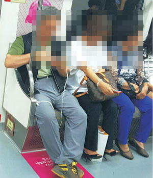 20일 오후 서울 지하철 5호선 전동차에 설치된 핑크색 임산부 배려석에 남성 승객이 앉아 있다.