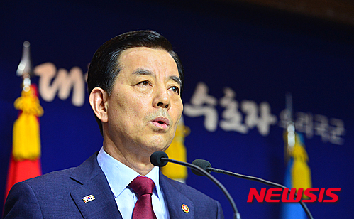 한민구 국방부 장관이 21일 오후 서울 용산 국방부 청사 브리핑실에서 열린 ‘최근 북한 도발 관련 국민께 드리는 말씀’이라는 주제의 대국민 담화에 참석, 대국민 담화를 발표하고 있다. 한 장관은 담화를 통해 군의 우월한 능력과 대비태세를 신뢰해달라는 당부의 말을 전했다.