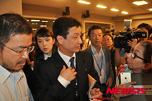 유엔에서 북한이 48시간내 심리전 방송 중단과 심리전 수단들을 철거하라고 위협한 것과 관련, 북한이 새롭게 채택한 표준시에 기준한 것이라는 가능성이 제기됐다. 21일 유엔본부에서 기자회견을 마치고 한 기자가 북한대표부 조종철 1등서기관에게 북한이 언급한 48시간의 기준이 새롭게 채택한 표준시를 말하냐고 질문하자 “그렇게 될 것”이라고 답변했다. 사진은 기자들에 둘러싸인 조종철 서기관.