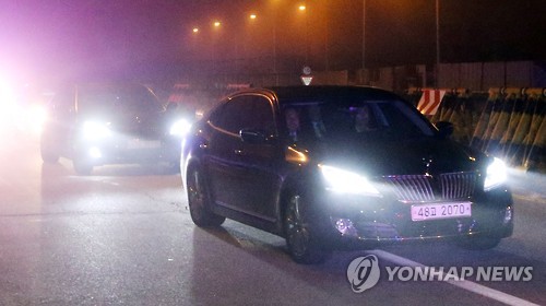 남북관계 상황을 전반적으로 논의하는 남북 고위급 접촉이 22일 오후 6시부터 판문점 평화의 집에서 열려 10시간 넘게 이어졌다. 회담을 마친 23일 오전 4시 55분께 경기도 파주시 통일대교 앞을 김관진 국가안보실장과 홍용표 통일부 장관의 차량이 서울로 향하고 있다.
