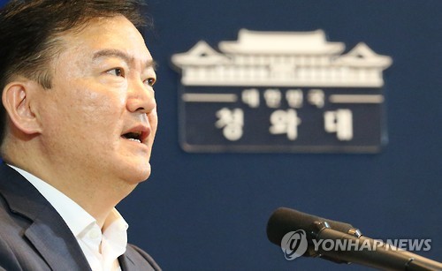 민경욱 대변인이 23일 청와대 춘추관에서 “남북이 북한의 서부전선 포격도발로 한반도 긴장 고조 상황을 해소하기 위해 고위급 접촉을 22일 전격적으로 진행했으나 입장차를 조율하지 못하면서 23일 오후 3시에 다시 만나기로 했다”며 남북 고위급 접촉 협상에 대해 브리핑하고 있다.