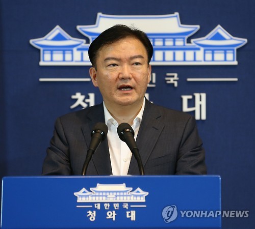 민경욱 대변인이 23일 청와대 춘추관에서 “남북이 북한의 서부전선 포격도발로 한반도 긴장 고조 상황을 해소하기 위해 고위급 접촉을 22일 전격적으로 진행했으나 입장차를 조율하지 못하면서 23일 오후 3시에 다시 만나기로 했다”며 남북 고위급 접촉 협상에 대해 브리핑하고 있다.