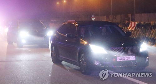 남북관계 상황을 전반적으로 논의하는 남북 고위급 접촉이 22일 오후 6시부터 판문점 평화의 집에서 열려 10시간 넘게 이어졌다. 회담을 마친 23일 오전 4시 55분께 경기도 파주시 통일대교 앞을 김관진 국가안보실장과 홍용표 통일부 장관의 차량이 서울로 향하고 있다.