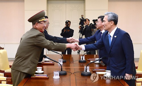 북한의 서부전선 포격도발로 한반도의 긴장이 고조된 가운데 22일 오후 판문점에서 열린 남북 고위급 접촉 시작에 앞서 참석자들이 악수를 하고 있다. (오른쪽부터 시계반대방향)김관진 국가안보 실장, 홍용표 통일부 장관, 김양건 노동당 비서, 황병서 군 총정치국장. << 통일부 제공 >>