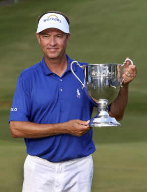 데이비스 러브 3세(미국)가 24일(한국시간) 미국 노스캐롤라이나주 그린즈버러의 세지필드 골프장에서 열린 윈덤챔피언십에서 우승한 후 트로피를 든 채 미소짓고 있다.   AP연합뉴스