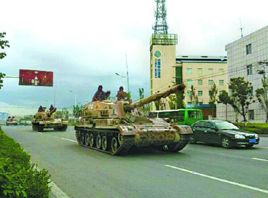 지난 주말 남북한 긴장이 급격히 고조되자 중국이 탱크 및 자주포 등을 북·중 접경 지역으로 이동시키고 있는 것으로 알려진 가운데, 지난 23일 중국탱크가 지린성 옌지 시내를 통과하고 있다. 중국 핀궈르바오는 탱크 및 89식 대전차 자주포 등의 북·중 국경 집결 관련 사진을 네티즌들이 촬영해 인터넷에 올렸다고 보도했다.