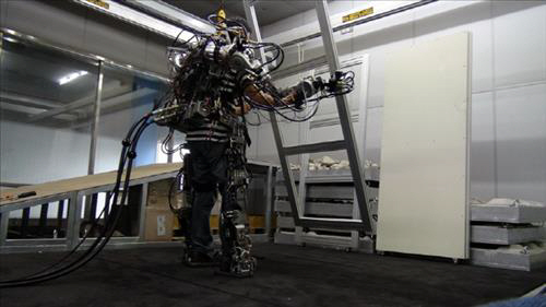 현대로템이 개발 중인 웨어러블 로봇의 시연 모습.  연합뉴스