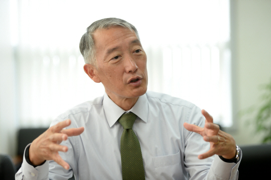 제롬 김 국제백신연구소 사무총장이 지난 4일 서울 관악구 서울대 연구공원 내 연구소에서 개발도상국의 백신 개발 지원에 대해 설명하고 있다.   김선규 기자 ufokim@