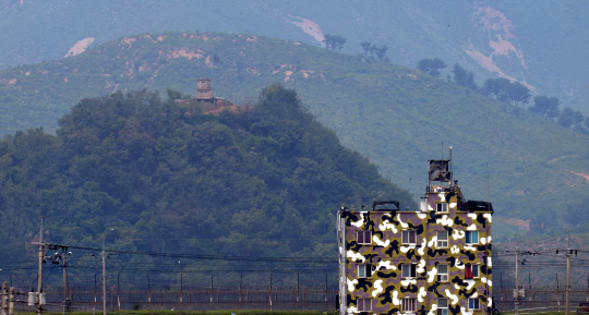 ‘8·25 남북 고위당국자 접촉 공동보도문’이 발표된 지 하루가 지난 26일 오전, 경기 파주시 서부전선의 우리군 전방부대 경계초소 너머로 북한군 초소가 보인다. 남북은 고위급 합의에 따라 25일 낮 12시 부로 각각 대북 확성기 방송 중단과 준전시 상태 해제를 실시했다.