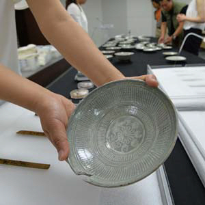 국립해양문화재연구소가 26일 ‘마도 4호선’에서 나온 목간과 분청사기 등을 공개하고 있다. 정하종 기자 maloo@