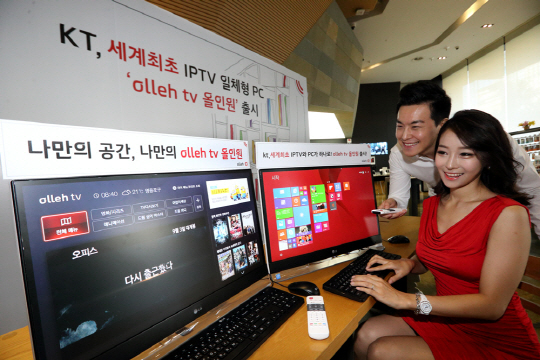 27일 서울 종로구 KT 광화문 사옥 올레스퀘어에서 모델들이 KT의 인터넷TV(IPTV)를 이용할 수 있는 일체형 PC ‘올레tv 올인원’을 시연하고 있다.