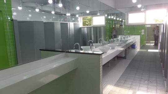 서울 용산구 오산고등학교의 화장실 개선 후 모습.  서울시 제공