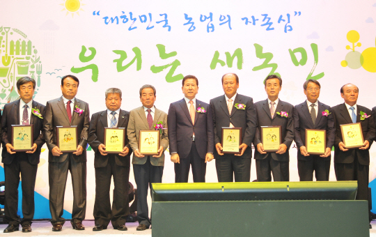 26일 열린 전국새농민회 창립 50주년 기념식에서 최원병(왼쪽 다섯 번째) 농협중앙회장이 유공자들에게 공로패를 준 뒤 기념촬영을 하고 있다. 농협중앙회 제공