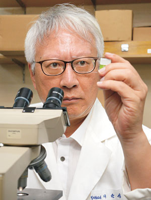 검찰 과학수사자문위원장인 이윤성 서울대 의대 교수는 지난 24일 서울 동숭동 서울대 의대 법의학 실험실에서 “미제 사건 해결을 위해선 증거 자료를 장기간 보존하는 시스템이 잘 돼 있어야 한다”고 강조했다.  김호웅 기자 diverkim@