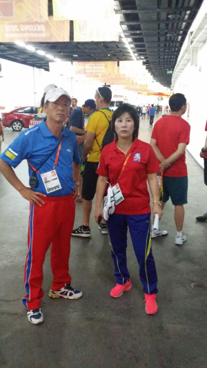 정성옥(오른쪽) 북한선수단장이 30일 중국 베이징 올림픽주경기장에서 여자 마라톤에 참가한 선수들이 들어오길 기다리고 있다.    박준우 기자
