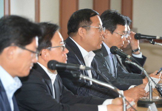 김영배(왼쪽 세번째) 한국경영자총협회 상임부회장이 31일 오전 서울 영등포구 여의동 중소기업중앙회에서 열린 경제5단체 긴급 기자회견에서 노동계의 노동개혁 동참을 촉구하는 경제5단체의 공동성명문을 발표하고 있다.
