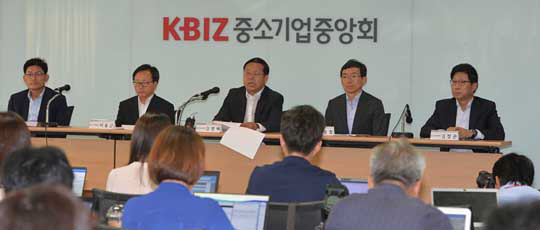 경제5단체 부회장들이 31일 오전 서울 영등포구 여의동 중소기업중앙회에서 ‘노동개혁에 대한 경제5단체 긴급 기자회견’을 열고 노동계를 향해 노동개혁 동참을 촉구했다. 왼쪽부터 송재희 중소기업중앙회 부회장, 이동근 대한상공회의소 부회장, 김영배 한국경영자총협회 상임부회장, 이승철 전국경제인연합회 부회장, 김정관 한국무역협회 부회장.