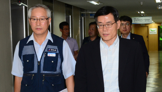 1일 오전 정부서울청사에서 열린 경제사회발전노사정위원회 간사회의 참석자인 이병균(왼쪽) 한국노총 사무총장과 최영기 노사정위 상임위원이 회의실로 들어서고 있다.