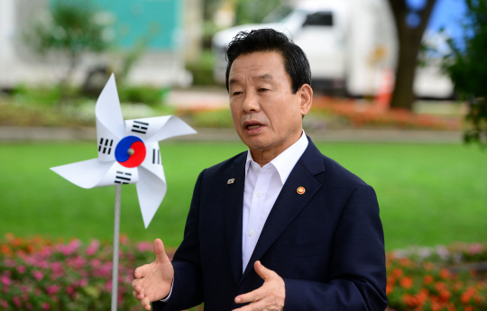 박인용 국민안전처 장관은 지난 8월 24일 정부서울청사에서 “재난사고가 발생할 때마다 안전처가 보이지 않는다는 외부 지적이 있지만 이는 정부의 재난관리 메커니즘에 대한 오해에서 비롯된 것”이라며 “메르스 사태에서도 우리는 메르스범정부지원대책본부를 만들어 중앙수습기관인 보건복지부를 측면 지원하는 데 주력했다”고 말했다.