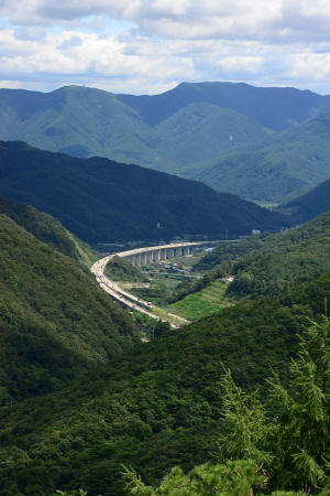 이화령에서 각서리 방면으로 내려다본 풍경. 김선규 기자