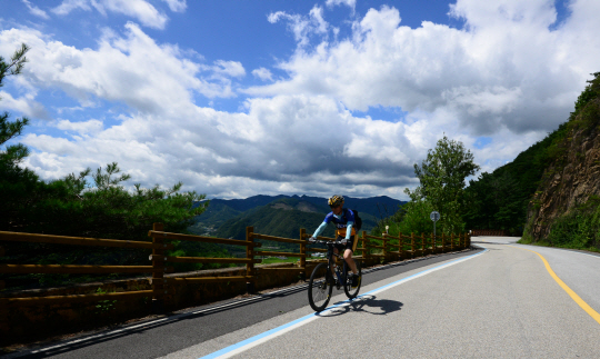 충북 괴산과 경북 문경을 가르는 이화령 고개는 국토종주를 하는 자전거 마니아들이 반드시 넘어야 하는 ‘마의 구간’이다. 소설 ‘투명인간’의 주인공 김만수가 자란 화전민 마을인 개운리는 이화령 문경 쪽 기슭의 각서리를 모델로 했다. 서울로 올라가 온갖 풍상을 겪게 되는 만수에게 개운리는 세상의 원형이며 죽을 때까지 함께할 마음의 정처였다.  김선규 기자 ufokim@munhwa.com