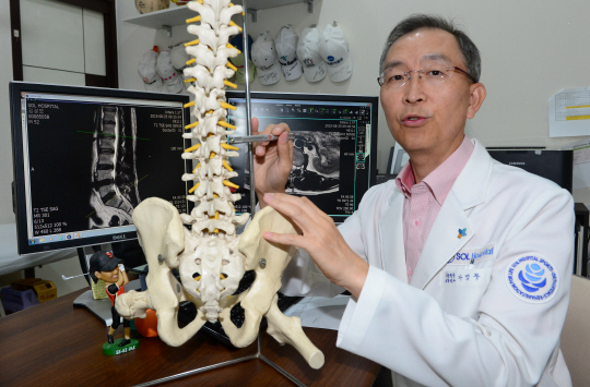 나영무 솔병원 원장이 3일 자신의 진료실에서 인체 척추 모형을 가리키며 스트레칭의 중요성을 설명하고 있다.  신창섭 기자 bluesky@