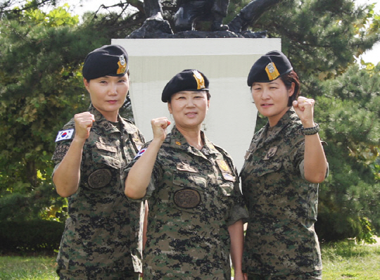 왼쪽부터 최애순 원사, 전명순 준위, 김정아 상사. 함께 근무했던 707대테러 특수임무대 앞 기념동상에서 촬영했다. 육군 제공