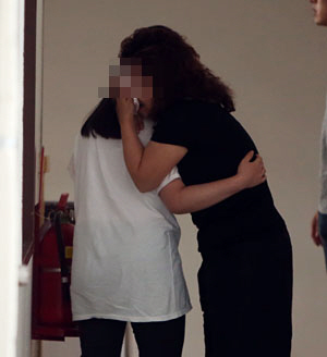 6일 전남 해남군청에 마련된 돌고래호 사고수습대책본부를 찾은 한 유가족이 오열하고 있다.   연합뉴스