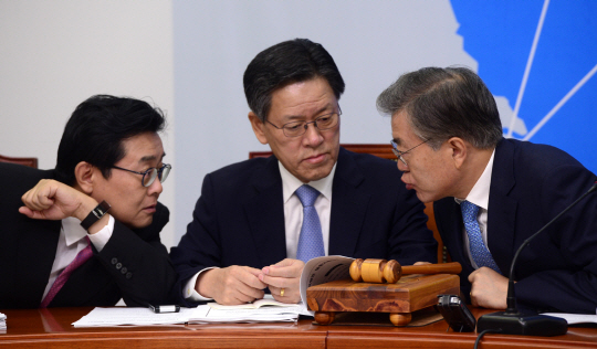새정치민주연합 문재인(오른쪽) 대표와 주승용(가운데)·전병헌 최고위원이 7일 오전 국회에서 열린 최고위원회의에서 머리를 맞대고 현안을 논의하고 있다.