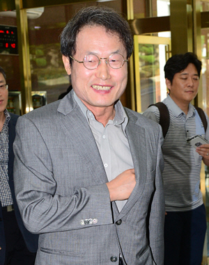 조희연 서울시교육감이 7일 오전 서울 종로구 신문로 2가 서울시교육청에 밝은 표정으로 출근하고 있다. 지난 4일 항소심에서 선고유예 판결을 받은 조 교육감은 이날 판결 후 첫 출근길에서 “서울교육의 혁신이 지속되도록 기회를 주신 2심 재판부에 감사드린다”고 밝혔다.