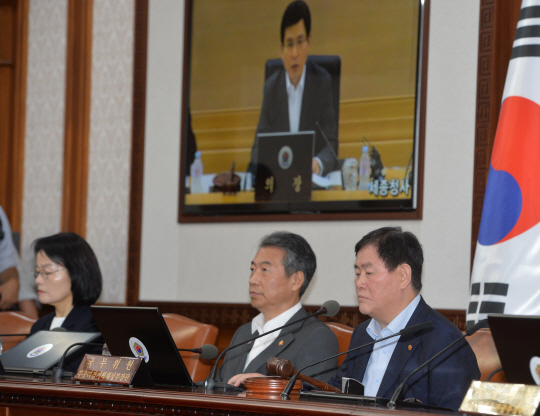 최경환(오른쪽 첫 번째) 부총리 겸 기획재정부 장관이 8일 오전 서울 종로구 세종로 정부서울청사에서 열린 서울-세종청사 간 화상국무회의에서 황교안 국무총리의 모두발언을 듣고 있다.