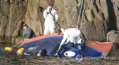 (추자도=연합뉴스) 돌고래호 사고원인 조사에 나선 해경 과학수사 관계자들이 7일 오후 제주 추자도 인근 청도에 포박된 돌고래호에서 증거물 수집 등을 하고 있다.