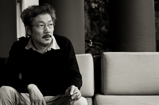 지난 8월 스위스 로카르노에서 열린 제68회 로카르노국제영화제에서 황금표범상을 수상한 홍상수 감독이 영화제 측과 공식 인터뷰를 하고 있다. 그는 “상을 받음으로써 더 많은 사람들이 영화를 볼 수 있게 돼 기쁘고, 나를 비롯해 스태프들과 배우들에게 큰 격려가 된다”고 수상 소감을 밝혔다.   로카르노국제영화제·알레시오 피치카넬라 제공