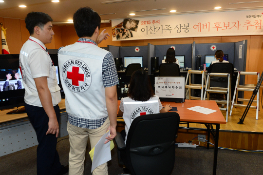 9일 오전 서울 중구 남산동 대한적십자사에서 직원들이 이산가족 상봉 후보자 선정을 위한 추첨 장비를 점검하고 있다.