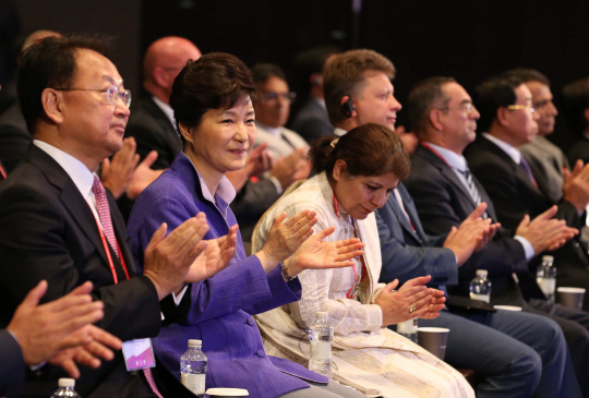 박근혜 대통령이 10일 오전 서울 신라호텔에서 열린 유라시아 교통물류 국제심포지엄 개막식에서 박수를 치고 있다. 연합뉴스