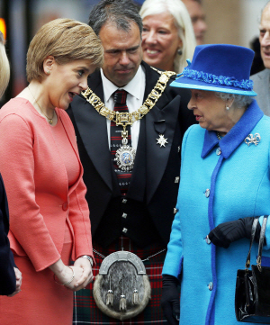 9일 재위 63년 216일을 맞아 ‘최장 통치 영국 군주’에 등극한 엘리자베스 2세(오른쪽) 영국 여왕이 스코틀랜드 보더스주 트위드뱅크역에서 열린 열차 신노선 개통식에 참석해 니컬라 스터전(왼쪽) 스코틀랜드독립당(SNP) 당수와 인사를 나누고 있다.